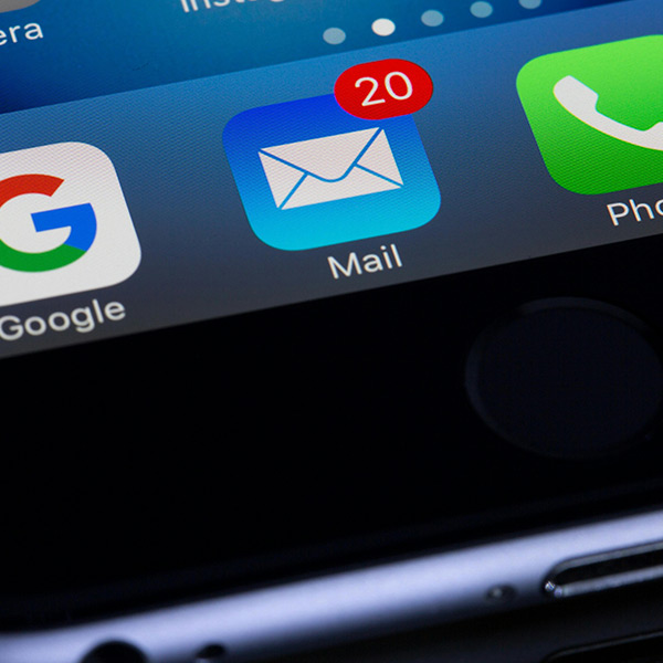 email-google-and-phone-icon-on-the-screen-of-an-iphone